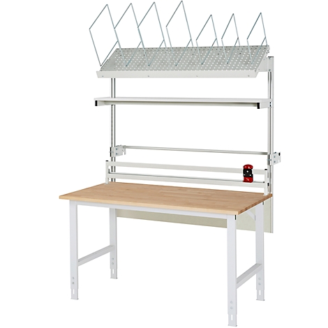 Werkbank mit Regalen und Papierspendern, weißes Gestell, Holzplatte.