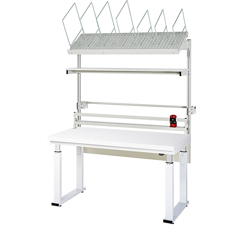 Weißer Steharbeitsplatz mit mehreren Ablagen und Papierhalterung. Der Arbeitsplatz hat eine einstellbare Höhe.