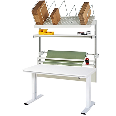 Weißer Packtisch mit Ablagen für Kartons, Rollenpapier und Zubehör.
