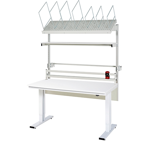 Weißer höhenverstellbarer Schreibtisch mit Aufsatzregal, Drahtablagen und Rollenhalterung. Hintergrund neutral.