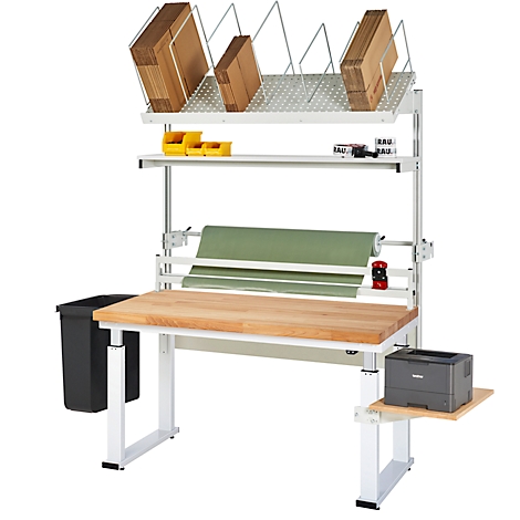 Packtisch mit Zubehör. Oben Kartons, gelbe Behälter und Papier. Unten, eine Tischplatte aus Holz und eine Rolle grünes Papier. Rechts, ein Drucker.