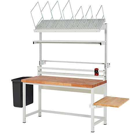 Ein Packtisch mit Ablagen, Papierrollenhalter und Mülleimer. Holzplatte, weiße Stahlkonstruktion.