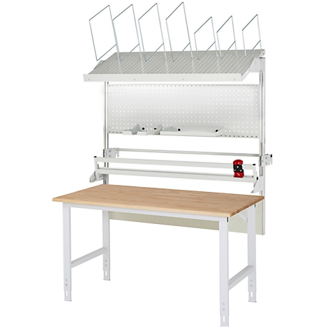 Werkbank mit Ablagefächern, Lochwand und Papierrollenhalterung. Holzfarbene Tischplatte und weißes Gestell.