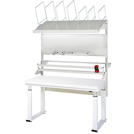 Weißer Werkstatttisch mit integrierter Lochwand und Halterungen, sowie einer Ablage mit roten Elementen.