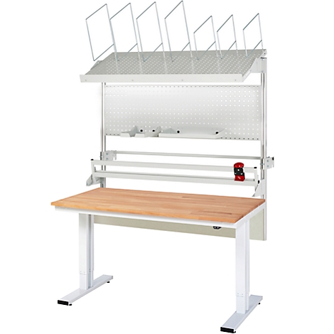Weißer Werkbanktisch mit Holzplatte, Regal mit Halterungen und rotem Element.