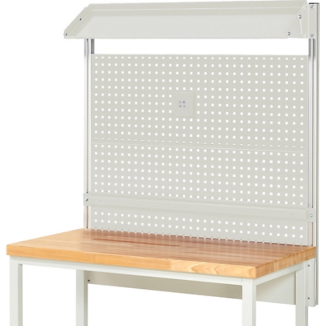 Établi avec panneau perforé et lampe. Plateau en bois, cadre en métal blanc, prise.