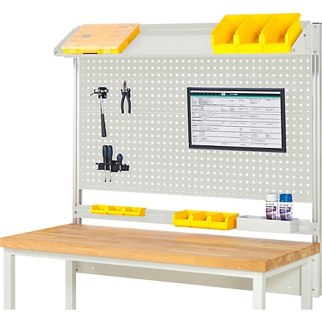 Établi avec panneau perforé, conteneurs jaunes, outils et documents, sur fond clair.