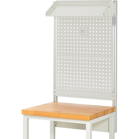 Établi avec panneau perforé et plateau de table en bois. Un cadre blanc entoure le panneau perforé et un cache incliné. Les pieds de la table sont blancs.