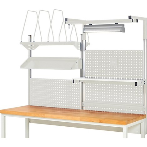 Werkbank met gereedschapshouders, werklamp en pegboards voor houten blad.