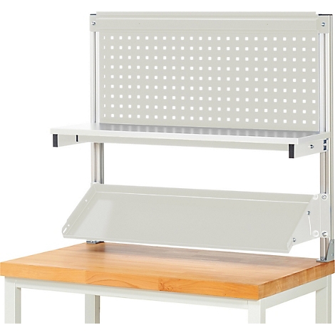 Werkbank met pegboard, planken en houten werkblad, tegen een witte achtergrond.