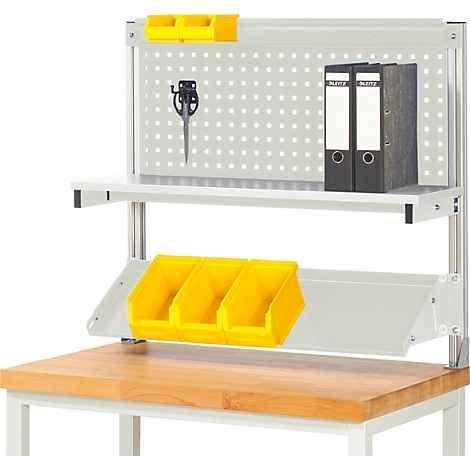 Werkbank met pegboard, planken en gele bakken. Mappen staan op de werkbank.