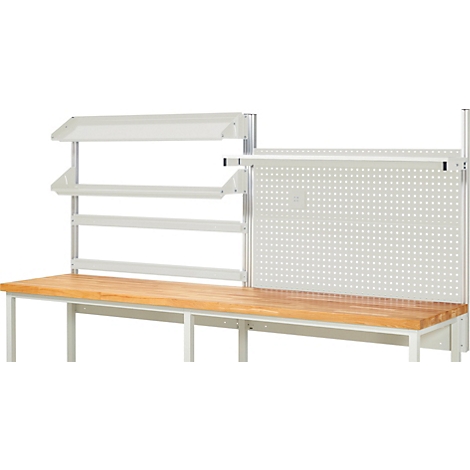 Ein Werkbank-System mit Holzplatte, weißem Gestell, Regalen, Lochwand und Beleuchtung.