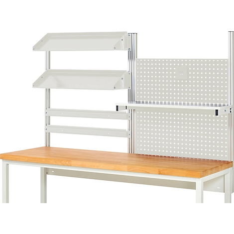 Werkbank mit Regalen, Lochwand und Holzplatte. Die Werkbank ist mit Werkzeug und Material ausgestattet.