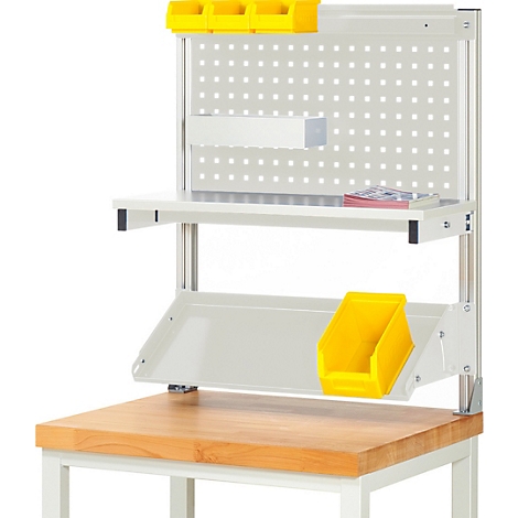 Werkbank mit Lochwand, Regalen und gelben Behältern. Auf einer Holzplatte steht ein weißes Gestell.