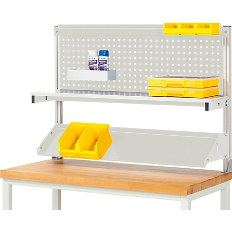 Werkbank mit Lochwand, Regalen und gelben Behältern für Werkzeug. Zwei Flaschen und gelbe Boxen liegen darauf.
