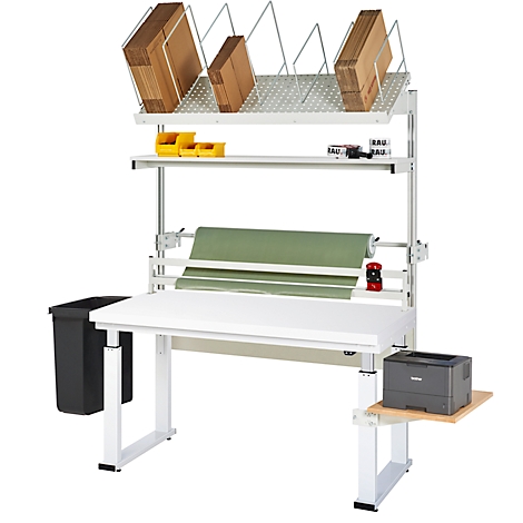 Table d'emballage blanche avec papier en rouleau, boîtes en carton, boîtes jaunes, imprimante et poubelle.