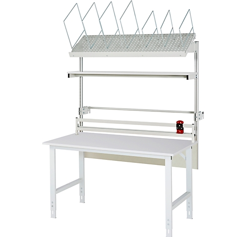 Établi blanc avec tôle perforée et étagères au mur. Support rouge, au-dessus de dispositifs de suspension pour papiers.