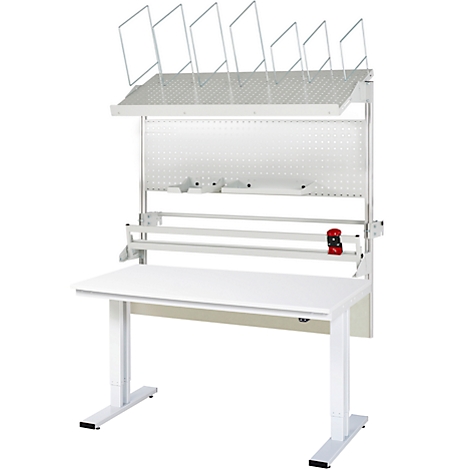 Un établi blanc réglable en hauteur avec une unité d'étagères. Sur la table, il y a des étagères pour les documents, dont un clip rouge.
