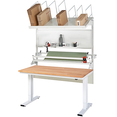 Poste de travail d'emballage avec table en bois, étagères pour colis, rouleau de papier et support.