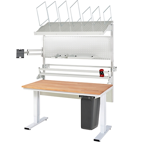 Un établi blanc avec un plateau en bois. Fixation avec panneau perforé, supports et porte-documents. Poubelle sur le côté.