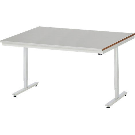 Un bureau blanc réglable en hauteur, posé sur une surface blanche.