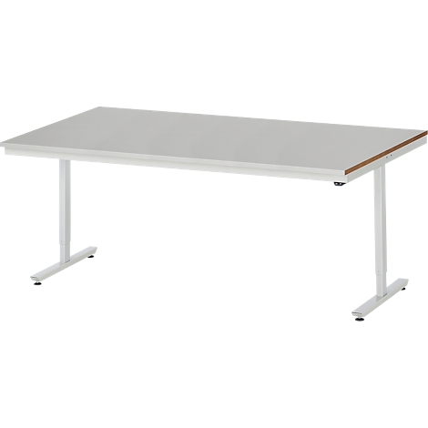 Un bureau rectangulaire réglable en hauteur avec un plateau gris clair et des pieds en métal blanc.