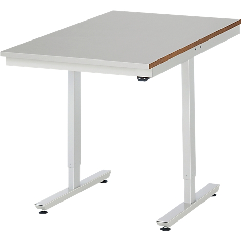 Un bureau blanc réglable en hauteur. Le plateau a une surface gris clair et un bord marron. Deux pieds blancs soutiennent le plateau.