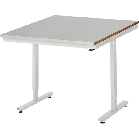 Un bureau blanc, carré et réglable en hauteur. Le plateau est gris clair, les bords aspect bois. Pieds blancs.