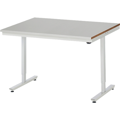 Un bureau blanc réglable en hauteur avec un plateau gris et des bords bruns, se dresse sur un fond blanc.