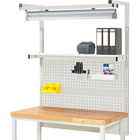Établi avec outils, dossiers et une lampe. Un panneau perforé, une étagère et un conteneur jaune sont fixés à une table en bois.
