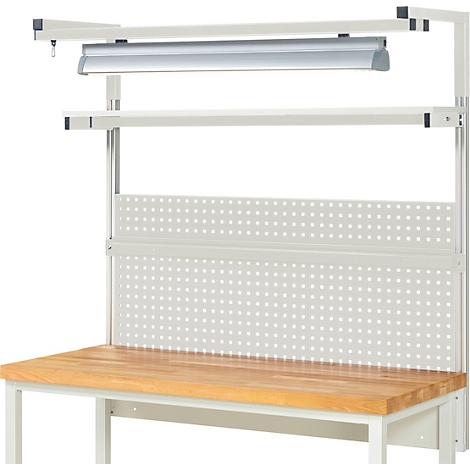 Établi avec panneau perforé, étagère, éclairage, plateau en bois, cadre en métal.