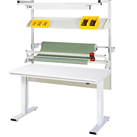 Witte inpakt tafel met planken voor dozen, rolpapier en gereedschap.