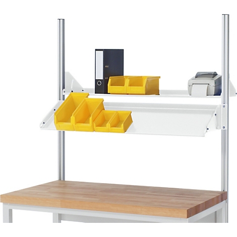 Werkbank met plank. Gele dozen, zwarte map, printer en rollen papier op witte plank.