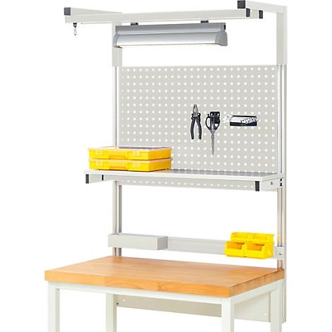 Werkbank met gereedschap en accessoires. Gele gereedschapskisten en containers, tang en schaar op een pegboard.