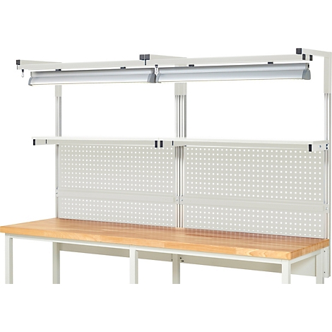 Werkbank met geperforeerde wand, planken en verlichting. Houten blad, wit frame.