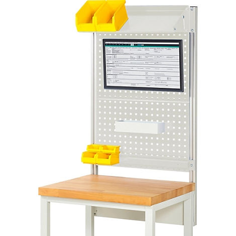 Werkbank met pegboard, gele bakken en een document. Houten blad op metalen frame.