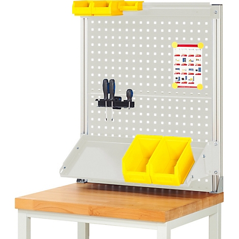 Werkbank met gaatjesbord, gereedschap en gele bakken. De werkbank staat op een houten tafel.