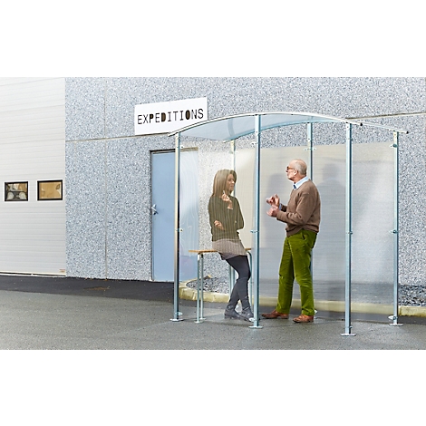 Zwei Personen unter einem transparenten Unterstand. Der Mann redet, die Frau sitzt. Im Hintergrund: Schriftzug Expeditions.