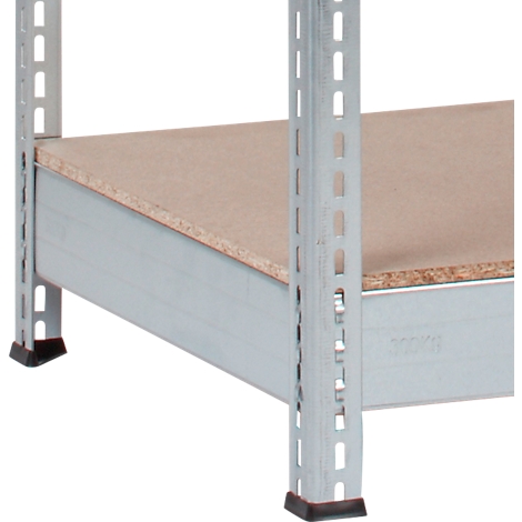 Vue détaillée d'une étagère métallique. Montants gris, étagères marron. Pièces en plastique noir sur les pieds.