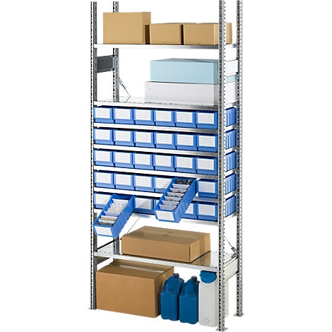 Étagère métallique avec conteneurs bleus, boîtes en carton et bouteilles. Les étagères sont remplies de divers articles.