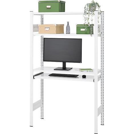 Étagère blanche avec bureau, moniteur, clavier et boîtes. Des plantes ornent les étagères.