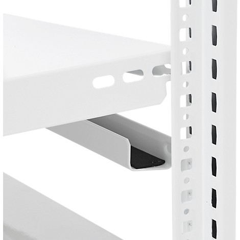 Gros plan d'un système d'étagères blanc. Une étagère avec des perforations repose sur des supports métalliques. L'étagère est fixée à une colonne métallique perforée.