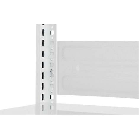 Gros plan d'un support d'étagère blanc avec rainures et une étagère. Les éléments de connexion sont clairement visibles.