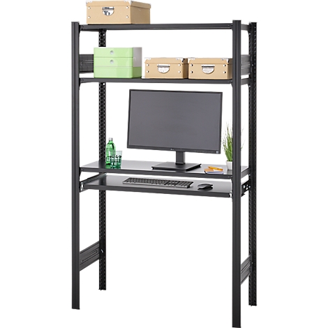 Bureau noir avec étagères, un moniteur, un clavier et des boîtes.
