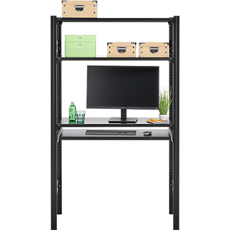 Bureau noir avec étagères. Des boîtes, des plantes et un moniteur se trouvent sur les étagères. Un clavier et une souris en dessous.