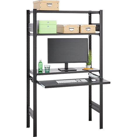 Bureau avec étagères. Cadre en métal foncé, étagères avec boîtes, moniteur, clavier. Design simple, fonctionnel.