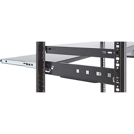 Gros plan d'un rack de serveur noir avec une étagère coulissante.