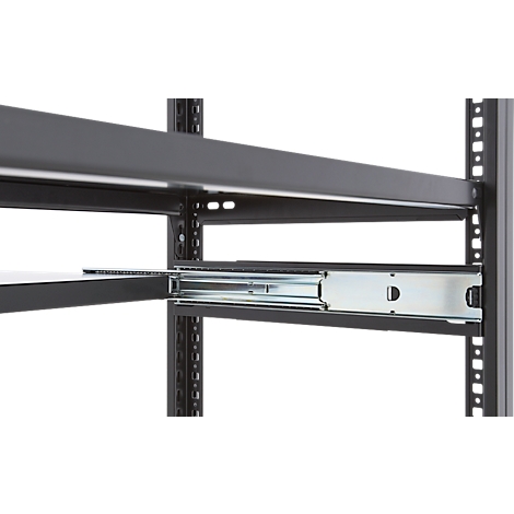 Gros plan sur un rail de rack de serveur noir. Coulisse argentée au premier plan. Construction de cadre noir en arrière-plan.