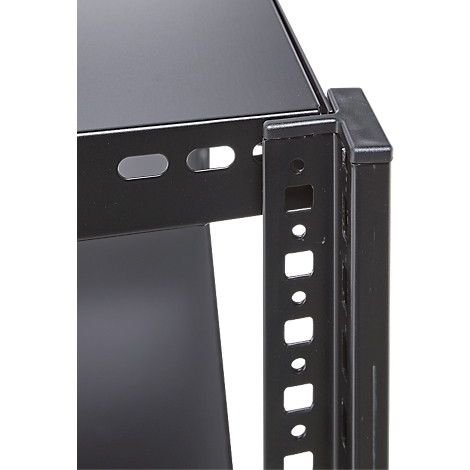 Gros plan d'un rack serveur noir avec des découpes et des trous.