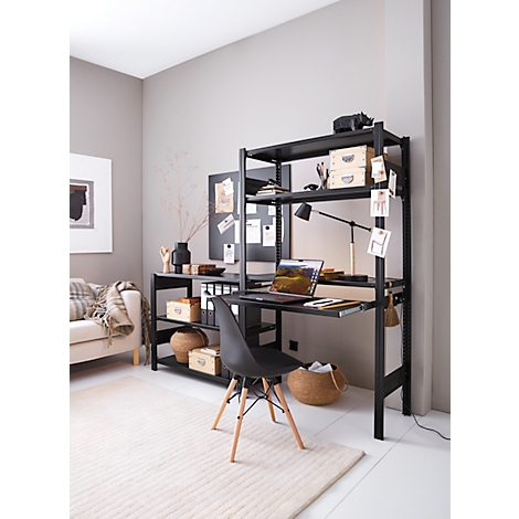 Bureau avec étagères noires, chaise, ordinateur portable et décoration dans une pièce lumineuse.